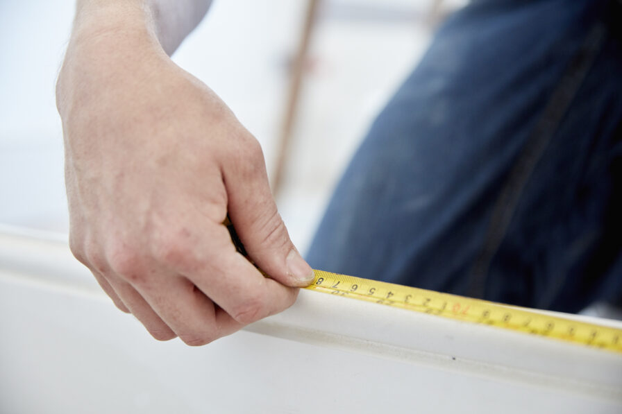 prise de mesures lors d'une rénovation d'une salle de bain